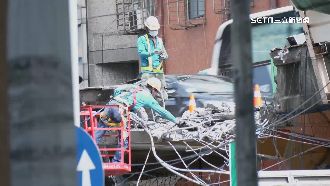 忠孝橋遭撞破！居民憂逾40年橋梁是否穩固
