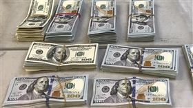 陸客攜超額美金入境　9萬美金遭沒入處分一名中國大陸籍劉姓旅客28日搭機入境桃園機場，因攜帶超額美金未申報，其中9萬元美金將遭沒入處分。劉男供稱用於開公司，不清楚入境攜帶外幣規定，錢遭沒入十分懊惱。（關務署台北關提供）中央社記者邱俊欽桃園機場傳真　106年10月28日