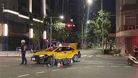 小黃左轉沒在看，直接撞飛騎車4貼的一家人。（圖／警方提供）
