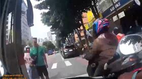 夫妻倆將物品遺落在車上，竟直接擋在公車前要求司機開門。（圖／警方提供）