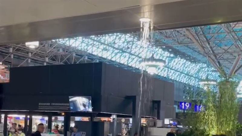 新／桃園午後強降雨　桃機二航大廳噴水柱