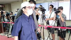 ▲黃子佼3度出庭，仍穿深藍色「青年裝」戴白色棒球帽，儼然「戰袍」。（圖／記者楊佩琪攝）