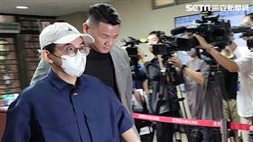 ▲黃子佼3度出庭，仍穿深藍色「青年裝」戴白色棒球帽，儼然「戰袍」。（圖／記者楊佩琪攝）