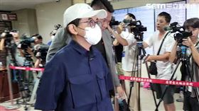 ▲黃子佼3度出庭，仍穿深藍色「青年裝」戴白色棒球帽，儼然「戰袍」。（圖／記者楊佩琪攝）