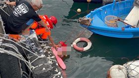 婦人幸運遇上海巡人員才得以獲救。（圖／翻攝畫面）