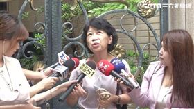 ▲0820陳佩琪家門前受訪回應媒體。