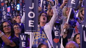 民主黨黨代表為拜登歡呼美國總統拜登退選，支持副總統賀錦麗成為候選人，民主黨目前選情大好，支持者19日在全代會為拜登歡呼。中央社記者石秀娟芝加哥攝  113年8月20日