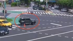  天母越野車卡安全島。（圖／翻攝自靠北天母幫）