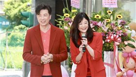 左起吳皓昇、吳皓昇爸爸、吳皓昇媽媽、文汶媽媽、文汶。（圖／民視提供）