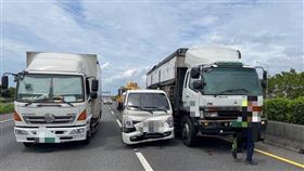 國道一號台南新市段枕木掉落導致4車連環撞。（圖／翻攝畫面）