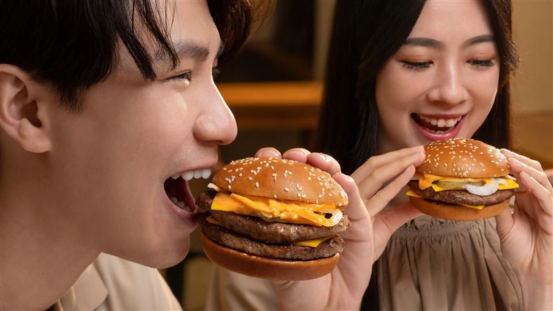 肯瓊醬控衝了！麥當勞新品「辣味牛肉堡」