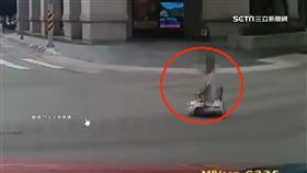 童騎玩具車衝馬路　駕駛急剎讓道險撞上