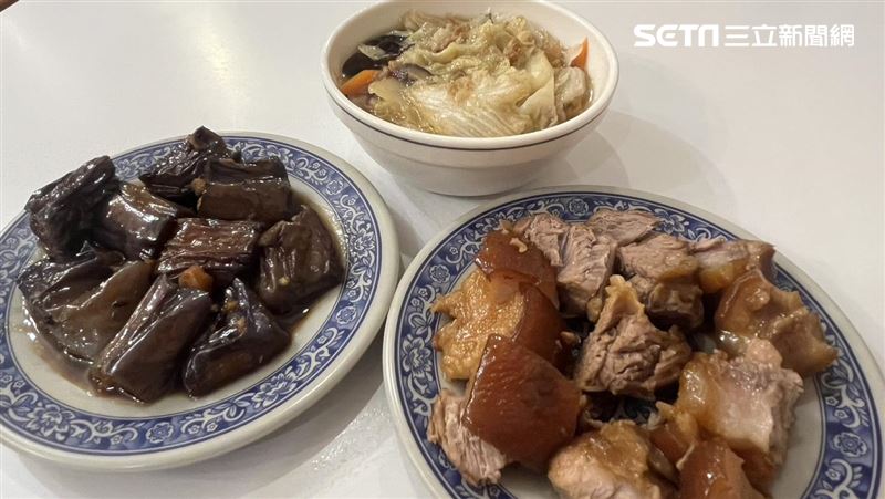 紅燒蹄膀、乾燒茄子和滷白菜是小品雅廚必點料理。(記者賴俊佑攝影)