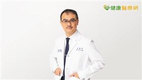 張英睿院長呼籲先驗蟲確認是否為蟎蟲過度繁殖，再給予適當殺蟲藥物並配合治療，才能預防復發。