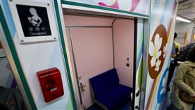台鐵商務車廂亮相　配置哺乳室供民眾使用台鐵商務車廂21日正式亮相，台鐵表示，希望透過觀光列車軟硬體設施改裝吸引旅客，車廂內也設有哺乳室，提供民眾使用。中央社記者張皓安攝　108年2月21日