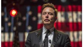 馬斯克在社群媒體分享AI生成就執照，發文喊願意為人民服務。（圖／翻攝Ｘ＠Elon Musk）