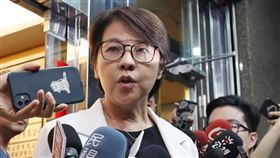 民眾黨召開中評會  黃珊珊會後離去台灣民眾黨陷政治獻金申報不實風波，民眾黨中評會20日下午開會，並邀時任競選總幹事黃珊珊（中）進行說明，歷經2小時的會議後離去。中央社記者趙世勳攝  113年8月20日