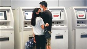 柯叔元（右）買高鐵票時，Rachel和小孩在旁等待