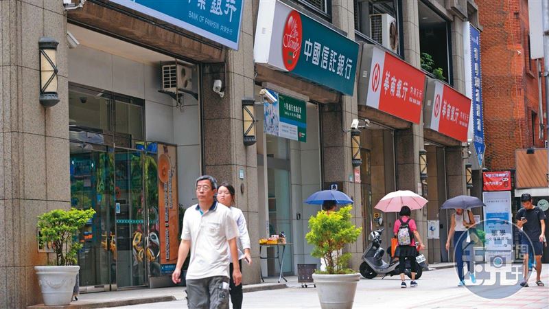 排隊搶房貸史上首次　銀行高管揭背後主因