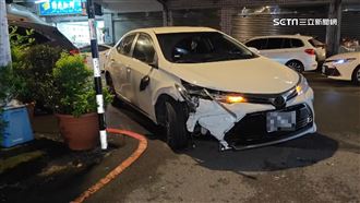 疑疲勞駕駛開到睡著　撞倒路邊21台機車