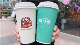 歡慶今年連續第5年入選「道瓊永續指數」，7-11寄出咖啡、紅茶買一送一優惠。（7-11提供）
