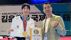 金雲龍跆拳道公開賽  林唯均摘金2024韓國金雲龍盃跆拳道公開賽當地時間20日女子57公斤級決賽，台灣好手林唯均（左）以2比0擊敗地主選手，成功奪得金牌。右為教練蘇泰源。（蘇泰源提供）中央社記者黃巧雯傳真 113年8月20日