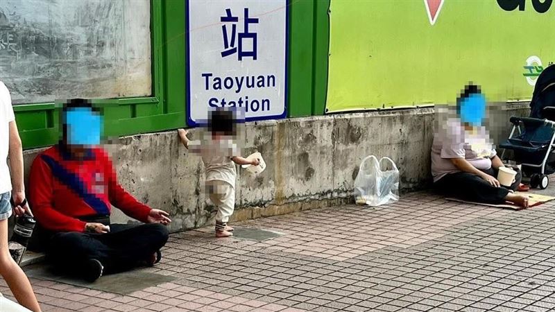 桃園夫妻帶2歲娃車站乞討　社會局說話了