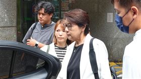 黃珊珊赴政治獻金查帳進度記者會台灣民眾黨陷政治獻金申報不實風波，時任競選總幹事的民眾黨立委黃珊珊（右2）及時任競選副總幹事陳智菡（左2）20日下午搭車前往台大校友會館出席民眾黨主席柯文哲總統大選政治獻金查帳進度記者會，向大眾說明。中央社記者趙世勳攝  113年8月20日