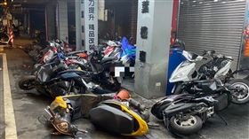 21輛機車慘遭撞飛。（圖／警方提供）