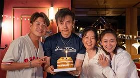 李易（左一）意外插曲，貼心安排全為包偉銘。（圖／MyVideo提供）