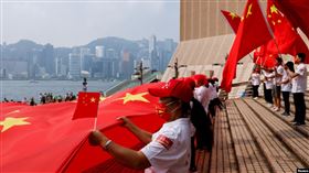 中國國慶日在香港的親北京人士揮舞中國國旗 資料畫面