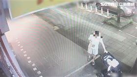 北市廖男將剛滿月兒子丟在錢櫃門口，欲交給正在唱歌的妻子照顧。（圖／翻攝畫面）