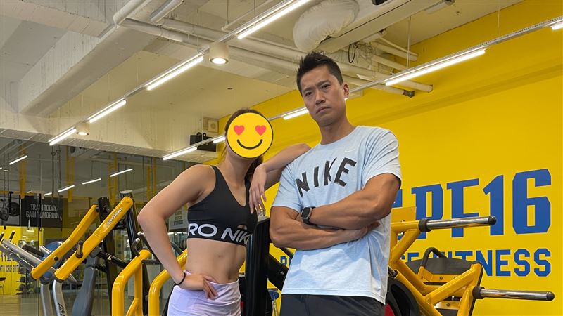 恢單5年！何守正身旁冒腹肌女　身份曝光