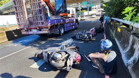 多名騎士慘摔在地，所幸並無大礙。（圖／警方提供）