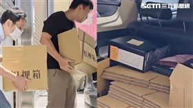 市調處帶走好幾箱資料，電腦主機等，疑似是服務處日常開支及服務案件。（圖／翻攝畫面）