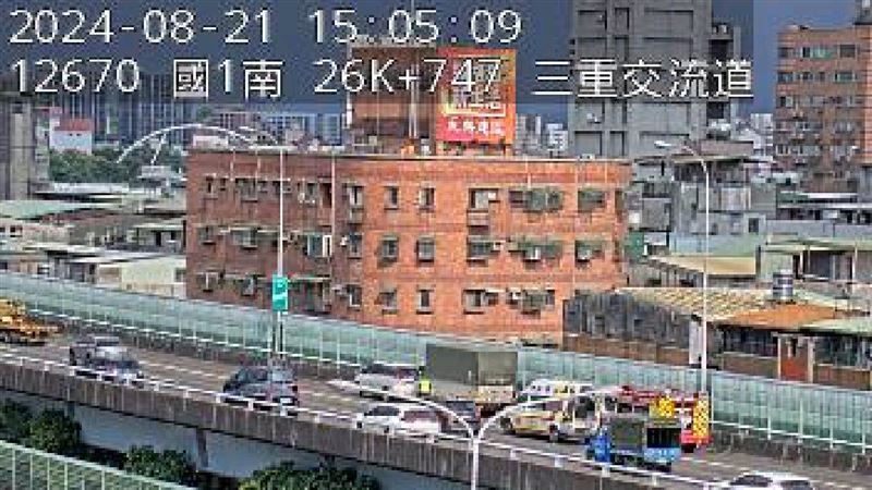 新／國道1號三重交流道前 4車追撞1人受困