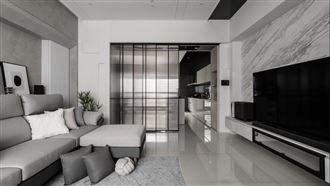 具通透感！串聯客廳與餐廳採光　白灰簡約居家風格