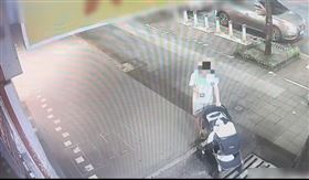 廖姓男子將嬰兒丟在錢櫃門口。（圖／翻攝畫面）
