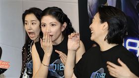 李千娜、趙逸嵐（小八）在人性科幻影集《Q18量子預言》中飾演女女戀的情侶。（圖／記者鄭孟晃攝影）