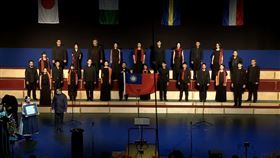 ▲台北愛樂室內合唱團參加匈牙利坎特穆斯國際合唱節帶國旗上台演出。（圖／翻攝自Cantemus Choral Institute YouTube頻道）