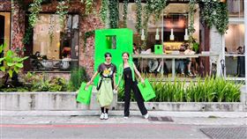 阿喜（左）跟愛雅出外景。（圖／三立提供）