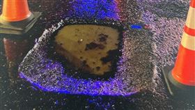 桃園,龜山,情侶,摩托車,坑洞（圖／翻攝畫面）