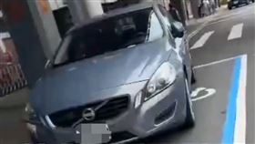 蘇男將轎車停在身障停車位，卻未擺放任何證件。（圖／翻攝自社會事新聞影音）