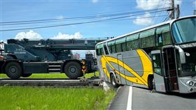 遊覽車後方慘摔進水溝內動彈不得。（圖／翻攝畫面）