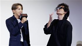 謝坤達（左）「頭髮好油男」驚呆全場，趁機報仇導演玩「扮醜16蹲」。（圖／Netflix提供）