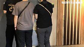 楊男家屬前往往生室，陪同法醫進行相驗。（圖／記者黃翎瑄攝）