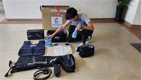 國訓中心生理人員林則甫整備氣壓式按摩機及相關設備_進行巴黎帕運中繼站準備工作。（圖／國訓中心提供）