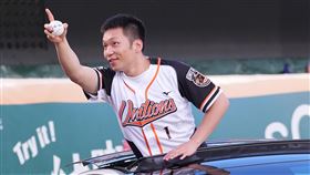 ▲巴黎奧運羽球男雙金牌李洋，為中職統一獅開球。（圖／統一獅提供）