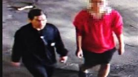 陽明交通大學有學生19日在校園內遇到身穿西裝的不良男子脅迫取財，校方公布不良西裝男子影像。（圖／陽明交大提供）