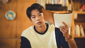 黃信赫在愛情喜劇《讓我看見你是誰》中飾演校草。（圖／CATCHPLAY+、艾迪昇傳播提供）